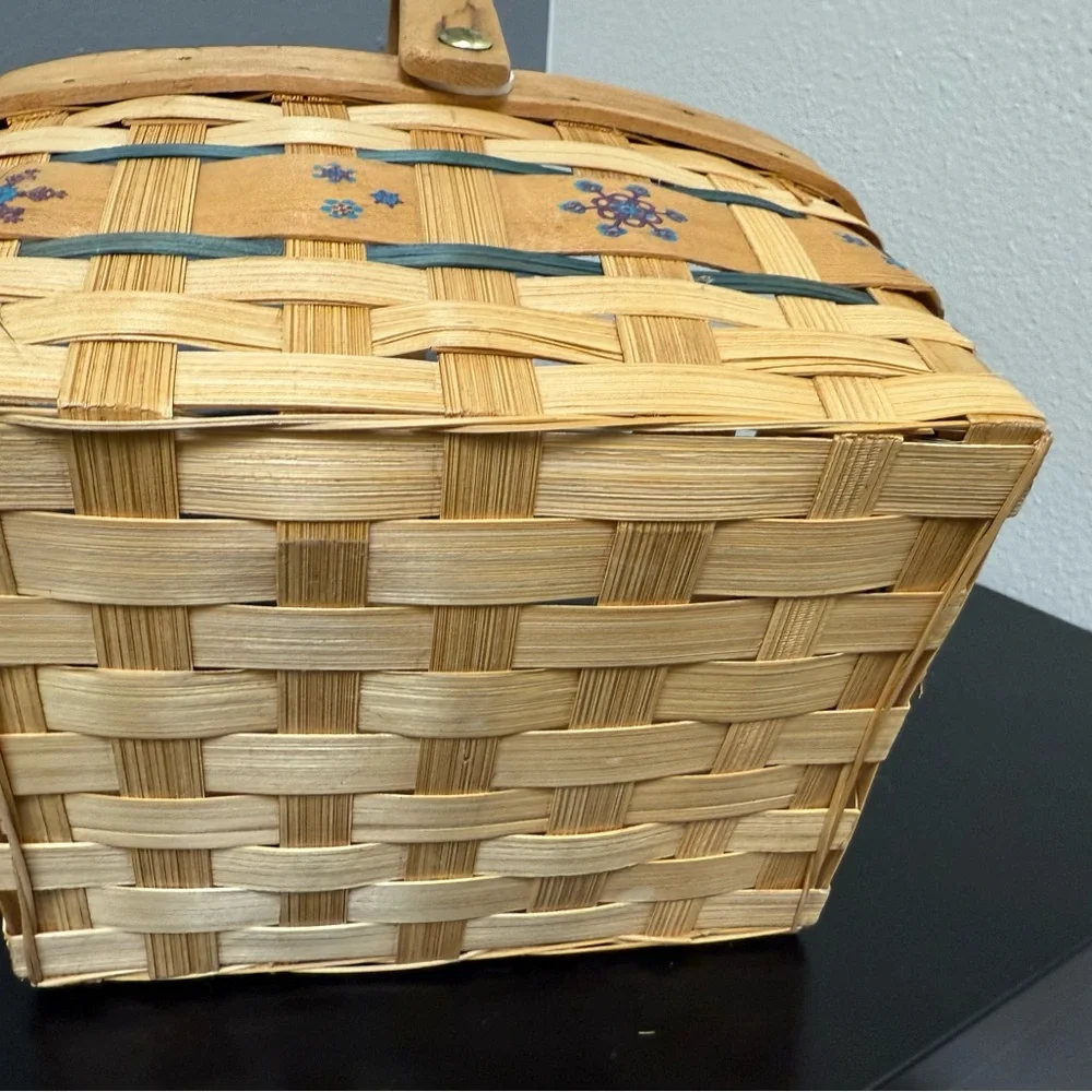 Vintage‎ and Woven Basket with floral pattern excellent condition, beautiful